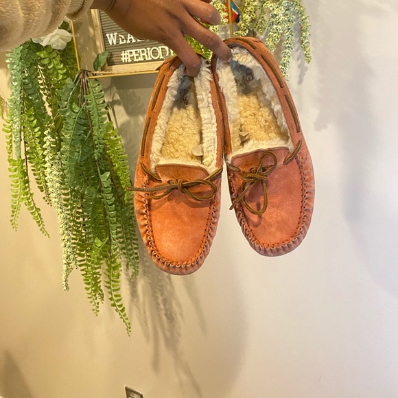 UGG classic slippers in good condition. Comfy and refreshed/dry cleaned. - Picture 4 of 5